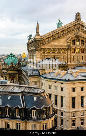 Vue arrière de l'Opéra Garnier à Paris au coucher du soleil montrant le nord du fronton de la scène house et les bureaux de l'administration avec les toits de th Banque D'Images