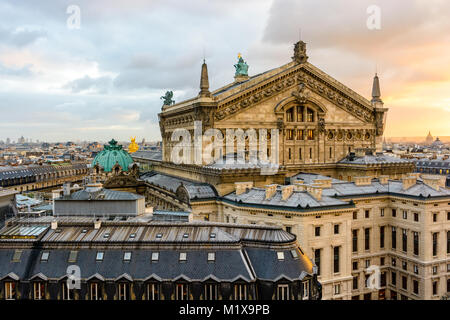 Vue arrière de l'Opéra Garnier à Paris au coucher du soleil montrant le nord du fronton de la scène house et les bureaux de l'administration avec les toits de th Banque D'Images
