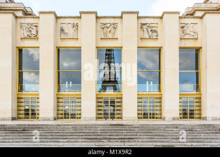 Vue avant de la façade Art déco du Théâtre National de Chaillot, situé dans le palais de Chaillot, face à la Tour Eiffel à Paris, France. Banque D'Images