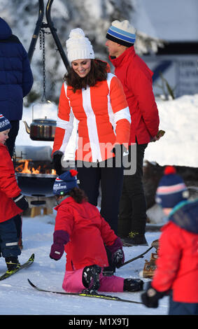 La duchesse de Cambridge jusqu'à un enfant qui a baissé au cours de qu'elle assiste à un événement de Tryvann, Oslo, Norvège, organisé par le Fédération de ski norvégien, où elle et le duc de Cambridge a vu un groupe de pépinière locale les enfants prenant part à une session de l'école de ski de l'après-midi sur les pistes, le dernier jour de leur tour de Scandinavie. Banque D'Images