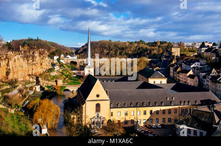 Une vue panoramique sur le quartier Grund à Luxembourg ville, Luxembourg, soulignant l'abbaye de Neumunster et la Saint-Jean-du-Grund Église dans le cent Banque D'Images