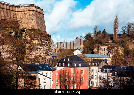 Une vue sur le quartier Grund à Luxembourg, Luxembourg-ville, avec ses maisons typiques avec des toits en ardoise noire et en mettant en lumière les murs de l'ancienne f Banque D'Images