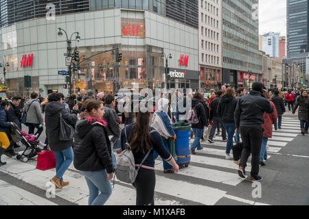 Des hordes de shopping les piétons traversent Herald Square à New York le samedi, Janvier 27, 2018. (Â© Richard B. Levine) Banque D'Images