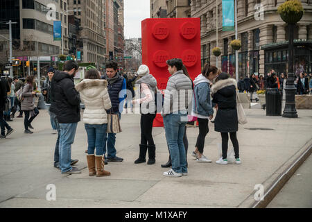 Qui rappelle le monolithe dans '2001 : A Space Odyssey', à dix pieds de hauteur est placé dans LEGO Flatiron Plaza à New York, vu le Samedi, Janvier 27, 2018. L'énorme brique célèbre le 60e anniversaire de Lego, idéalement situé juste en face de la boutique LEGO, et se compose de plus de 133 000 briques de Lego, d'un poids de plus de 1200 livres et 350 heures pour la construction. Le 60e anniversaire Lego-sets sont en vente maintenant. (© Richard B. Levine) Banque D'Images