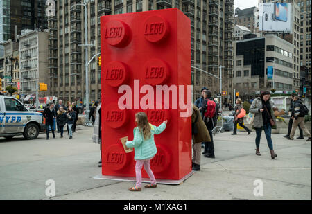 Qui rappelle le monolithe dans '2001 : A Space Odyssey', à dix pieds de hauteur est placé dans LEGO Flatiron Plaza à New York, vu le Samedi, Janvier 27, 2018. L'énorme brique célèbre le 60e anniversaire de Lego, idéalement situé juste en face de la boutique LEGO, et se compose de plus de 133 000 briques de Lego, d'un poids de plus de 1200 livres et 350 heures pour la construction. Le 60e anniversaire Lego-sets sont en vente maintenant. (© Richard B. Levine) Banque D'Images