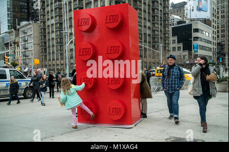 Qui rappelle le monolithe dans '2001 : A Space Odyssey', à dix pieds de hauteur est placé dans LEGO Flatiron Plaza à New York, vu le Samedi, Janvier 27, 2018. L'énorme brique célèbre le 60e anniversaire de Lego, idéalement situé juste en face de la boutique LEGO, et se compose de plus de 133 000 briques de Lego, d'un poids de plus de 1200 livres et 350 heures pour la construction. Le 60e anniversaire Lego-sets sont en vente maintenant. (© Richard B. Levine) Banque D'Images