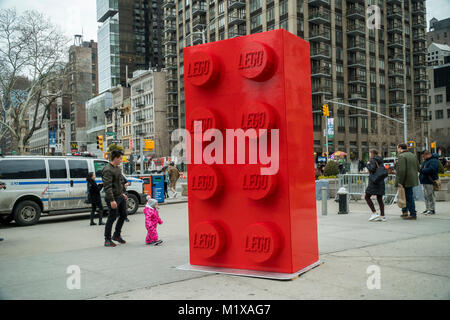 Qui rappelle le monolithe dans '2001 : A Space Odyssey', à dix pieds de hauteur est placé dans LEGO Flatiron Plaza à New York, vu le Samedi, Janvier 27, 2018. L'énorme brique célèbre le 60e anniversaire de Lego, idéalement situé juste en face de la boutique LEGO, et se compose de plus de 133 000 briques de Lego, d'un poids de plus de 1200 livres et 350 heures pour la construction. Le 60e anniversaire Lego-sets sont en vente maintenant. (© Richard B. Levine) Banque D'Images