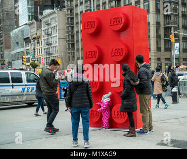 Qui rappelle le monolithe dans '2001 : A Space Odyssey', à dix pieds de hauteur est placé dans LEGO Flatiron Plaza à New York, vu le Samedi, Janvier 27, 2018. L'énorme brique célèbre le 60e anniversaire de Lego, idéalement situé juste en face de la boutique LEGO, et se compose de plus de 133 000 briques de Lego, d'un poids de plus de 1200 livres et 350 heures pour la construction. Le 60e anniversaire Lego-sets sont en vente maintenant. (© Richard B. Levine) Banque D'Images