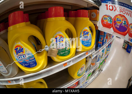 Paquets de Procter & Gamble's Tide detergent sont enchaînés jusqu'à décourager l'étalage dans un supermarché de New York le jeudi 1 février 2018. Tide est la plus grande vente de détergent dans le monde. (© Richard B. Levine) Banque D'Images