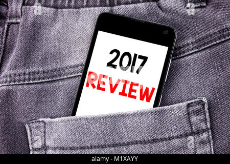 Par contre l'écriture de texte conceptuel montrant 2017 Légende d'examen. Concept d'affaires de rapport de synthèse annuel written mobile cell phone avec l'espace dans l'arrière Banque D'Images