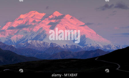 Lever du soleil sur le Mt. McKinley a 3h00 de la mi-été à Thorofare. Banque D'Images