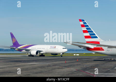 Thai Airways et American Airlines Boeing 777 Dreamliner de Boeing 787 à l'aéroport d'Auckland, Nouvelle-Zélande Banque D'Images