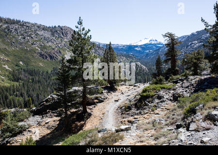 Sentier de randonnée à l'Ansel Adams wilderness dans la Sierra Nevada à l'automne Banque D'Images