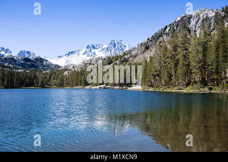 Montagnes et la forêt autour du lac de l'ombre dans l'Ansel Adams wilderness Banque D'Images