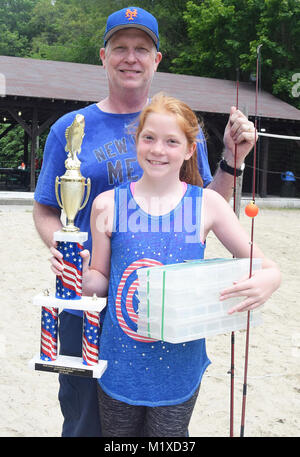 Ancien combattant de la Marine à la retraite - Conn. Scott Dunn, et sa petite-fille Ashlyn, montrer leur prix après avoir participé à un concours de pêche qui a eu lieu à la Naval Submarine Base New London (SUBASE) Rock Lake, le 8 juillet. La paire a remporté la première place après avoir capturé 5 poissons avec énorme total de 46 pouces. Les gagnants du concours ont été choisis en fonction de poisson pris le plus long ainsi que dans l'ensemble de longueur totale de poissons capturés au cours des 80 min. la concurrence. Bien que certains n'ont pas été aussi chanceux que d'autres, c'était une journée de plaisir pour tout le monde, et il y avait beaucoup de soleil à tous les participants 69. U.S Navy Banque D'Images