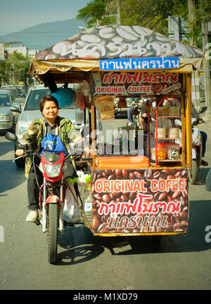 Un vendeur de vendre du café dans Chiang Mai, Thaïlande. Banque D'Images