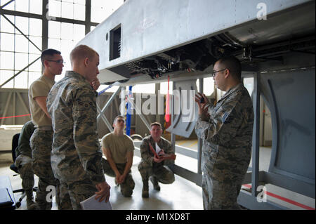 Le Sgt Tech. Miguel Garza, 363e Escadron de formation instructeur, promène son apprenti au moyen d'une classe de l'armement de la familiarisation du système de canon A-10 Thunderbolt à Sheppard Air Force Base, Texas, le 19 janvier 2018. Garza classe est dans le bloc neuf de 10 et prévu pour février 20 diplômés. (U.S. Air Force Banque D'Images