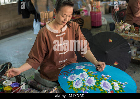 Une artisane thaïlandais traditionnel de parapluie à un centre de coordination au centre artisanal de Bo Sang sur San Kamphaeng Road, Chiang Mai, Thaïlande. Banque D'Images