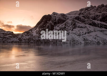 Montagnes couvertes de neige sur la route de Nusfjord, Flakstadøya Lofoten, Norvège Banque D'Images