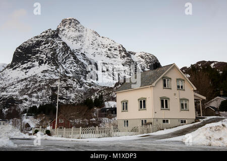 Le petit village de pêcheurs de Nusfjord dans Flakstadøya sur les îles Lofoten en Norvège Banque D'Images