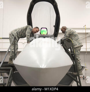 Tech. Le Sgt. John Duckworth, F-22 avionique dans le 365e Escadron d'entraînement, le sergent-chef en chef donne de l'Armée de l'air Kaleth O. Wright un regard de l'intérieur de la Base Aérienne de Sheppard's F-22 formateur maintenance le 25 janvier 2018, au cours d'une visite de l'installation et d'autres cours. L'CMSAF a commencé une tournée d'immersion de deux jours de l'Armée de l'air technique la plus grande installation de formation et à l'étranger ouverte et programme d'entraînement en vol exploité ici. (U.S. Air Force Banque D'Images