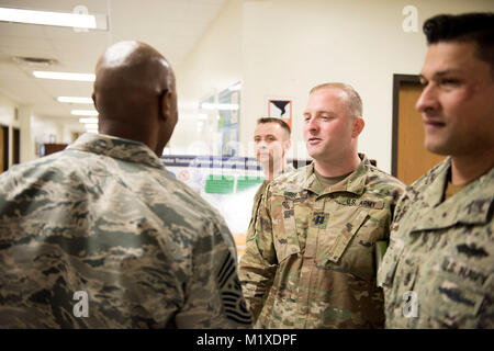 Le capitaine de l'Armée de Christopher Gibbs, centre, Maître Chef accueille le sergent de l'Armée de l'air Kaleth O. Wright le 25 janvier 2018, à Sheppard Air Force Base, l'Inter-Service de l'Organisation de la formation dans le cadre de l'CMSAF immersion de deux jours visite à la base. Bien que l'ITRO est le foyer de formation commune pour les aviateurs de l'Armée de l'air et de l'armée de soldats dans des champs professionnels particuliers à Sheppard, la 82e Escadre de formation organise également des formations communes pour la Marine et des Marines. Également sur la photo : (avant) Le lieutenant de la Marine et Leonardo Calderon (retour) Le sergent d'artillerie Marine. Jean McCrandall. (U.S. Air Force Banque D'Images