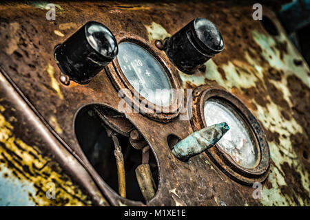 La planche de bord old rusty abandonné le tracteur à la ferme. Banque D'Images