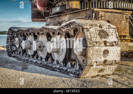 Pelle Caterpillar vieille carrière abandonnée de près. Banque D'Images