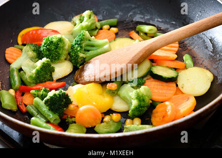 Mélange de légumes frais frit dans la poêle en close-up. Banque D'Images
