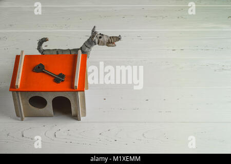 Chien à la maison modèle modèle sur fond de bois Banque D'Images