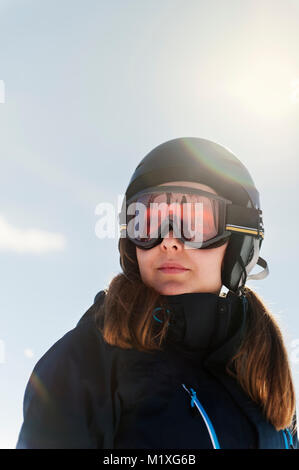 Jeune femme portant des lunettes de ski