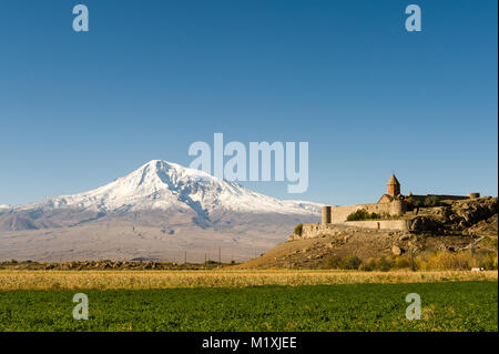 Le mont Ararat est un snow-capped et dormant volcano composé en Armenie. Le monastère de Khor Virap est situé à couper le souffle sur le pied de la montagne. Banque D'Images