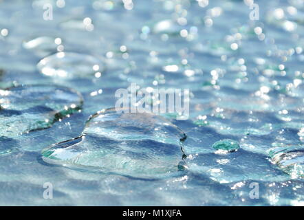 Goutte d'eau rouler sur la table Banque D'Images