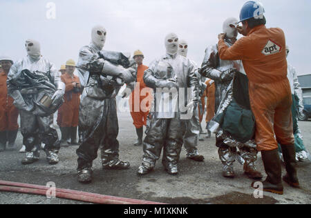 APT, d'incendie et de prévention des accidents pour le personnel de l'école impliqués dans des travaux dangereux, s'habiller de tenues de protection (Bornasco, Pavie, Italie) Banque D'Images