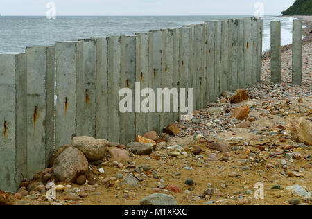 Piles sur la mer, la construction des fortifications de la côte de la mer, la construction de la promenade en bord de mer Banque D'Images