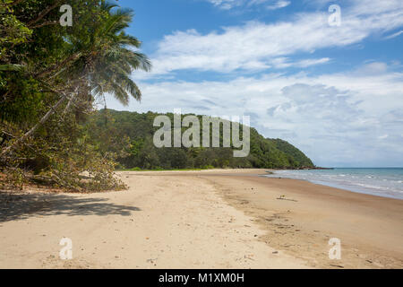 Plage Cow Bay et le littoral près de Cape Tribulation à l'extrême nord du Queensland, Australie Banque D'Images