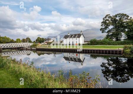 Vue du Caledonian Canal vers le pont et à la ligne de chemin de fer à Banavie gare avec le Ben Nevis de montagnes en arrière-plan et Banque D'Images