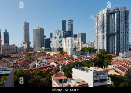 Cityscape view de Singapour Chinatown montrant le contraste de nouveau bâtiment grand et ancien bas shop houses Banque D'Images