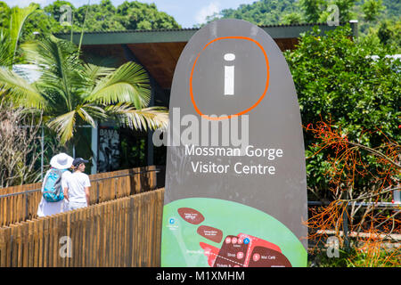 Mère et fille à Mossman Gorge visitors center dans le parc national de Daintree, Far North Queensland, Australie Banque D'Images