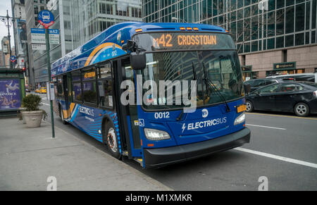 L'un des 10 tout nouveau, tout-électrique Nouvelle circulaire sur l'autobus d'essai fabriqué M42 vélo à New York le samedi, Janvier 27, 2018. L'autobus 10 font partie d'un programme pilote de trois ans qui permettra de réduire les émissions ainsi que moderniser le NYCTA's flotte vieillissante. Les nouveaux bus ont wi-fi et ports de charge usb et en fonction des résultats du programme pilote 60 autres sont prévus. (© Richard B. Levine) Banque D'Images