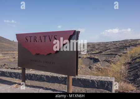 La Geria, Lanzarote - 7 Nov 2017. Un signe de bienvenue conseil d'Bodgegas Stratvs, l'un des principaux producteurs de vin dans la région. Banque D'Images