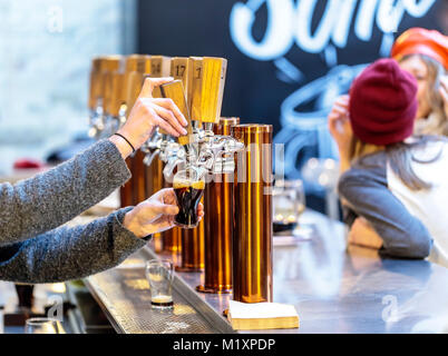 Un versant de la bière pression, le marché de la fourche, à Winnipeg, Manitoba, Canada. Banque D'Images