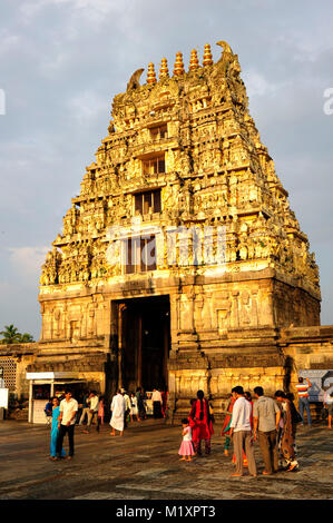 Les Indiens se rendant sur Chennakeshava Temple, Belur, Karnataka, Inde Banque D'Images