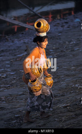 Myanmar (Birmanie). Mandalay. La rivière Ayeyarwady (Irradwaddy). Poterie de la femme. Banque D'Images