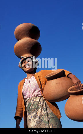 Myanmar (Birmanie). Mandalay. La rivière Ayeyarwady (Irradwaddy). Poterie de la femme. Banque D'Images