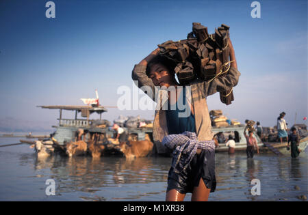 Myanmar (Birmanie). Mandalay. La rivière Ayeyarwady (Irradwaddy). De garçon de feu, bois de bateau. Banque D'Images