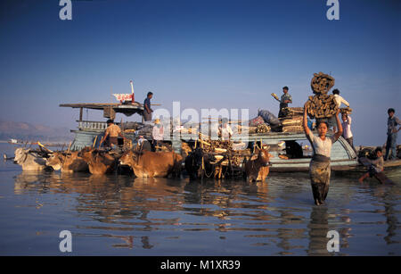 Myanmar (Birmanie). Pye (Prome). La rivière Ayeyarwady (Irradwaddy). Bateau de déchargement. Banque D'Images