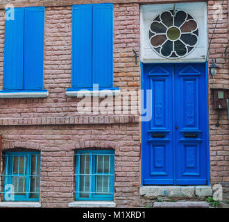 Vieille porte en bois bleu avec red birck Banque D'Images