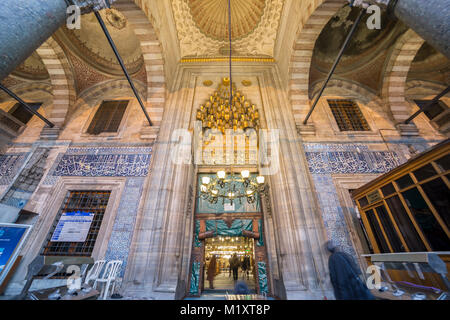 Istanbul, Turquie ; 10 mars 2016 : vue panoramique de Yeni Mosque via ultra grand angle au coucher du soleil Banque D'Images