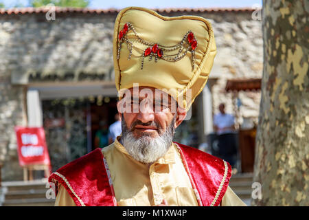 Istanbul, Turquie - 30 juillet 2016 : Vieil homme avec sultan ottoman dress Banque D'Images